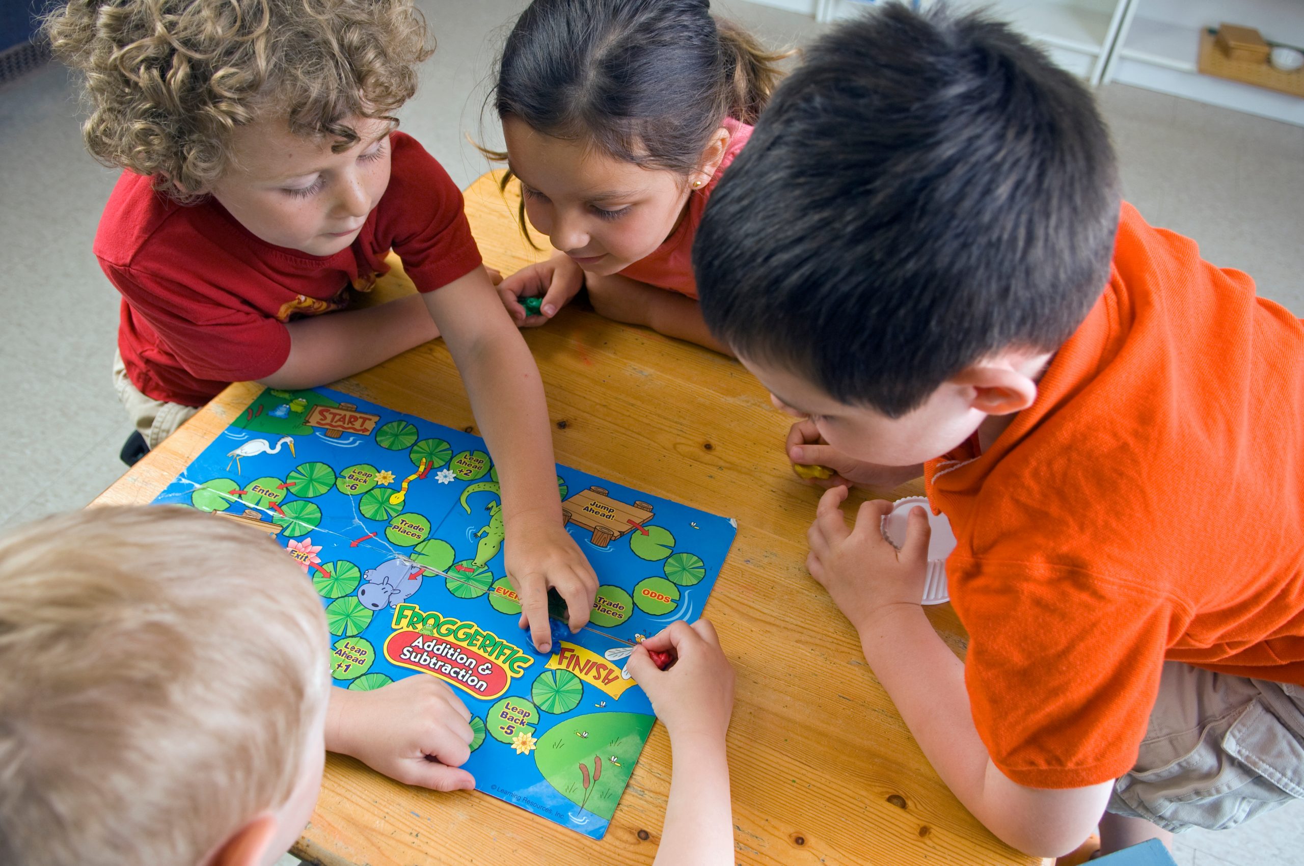 Enfants qui jouent à un jeu de société collaboratif