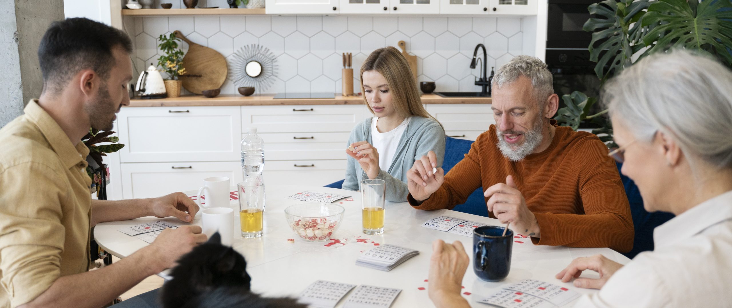 famille jouant au jeu de société