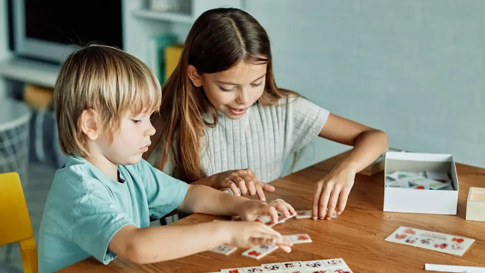 enfants-jouant-aux-jeux-de-société-cogniminds Progresser en s'amusant, c'est possible grâce aux jeux conçus par CogniMinds.